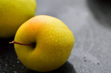 Masadaki sarı taze elmalar. Meyve vejetaryenler için yararlı bir yemektir..