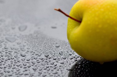 Masadaki sarı taze elmalar. Meyve vejetaryenler için yararlı bir yemektir..