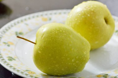 Masadaki sarı sulu elmalar. Kesme bıçağı..