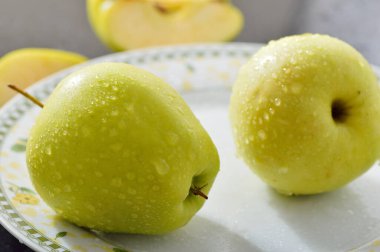 Masadaki sarı sulu elmalar. Kesme bıçağı..