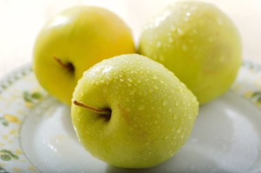 Masadaki sarı sulu elmalar. Kesme bıçağı..