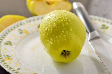 Masadaki sarı sulu elmalar. Kesme bıçağı..