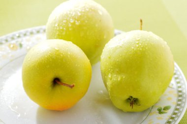 Masadaki sarı sulu elmalar. Kesme bıçağı..