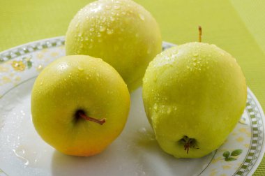 Masadaki sarı sulu elmalar. Kesme bıçağı..