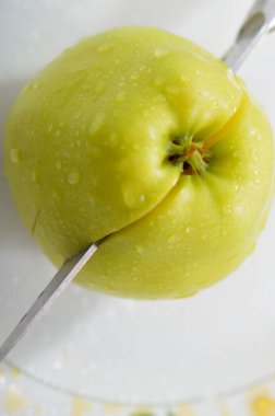 Masadaki sarı sulu elmalar. Kesme bıçağı..