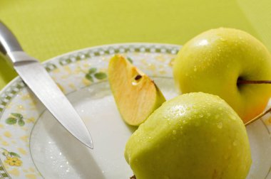 Masadaki sarı sulu elmalar. Kesme bıçağı..