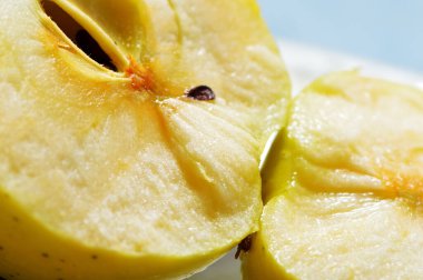 Masadaki sarı sulu elmalar. Kesme bıçağı..