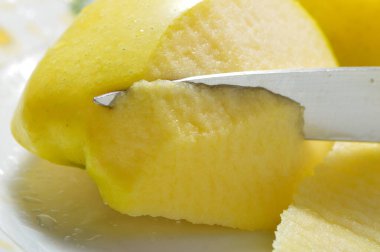 Masadaki sarı sulu elmalar. Kesme bıçağı..