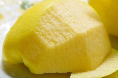 Masadaki sarı sulu elmalar. Kesme bıçağı..