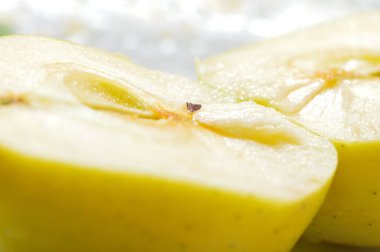 Masadaki sarı sulu elmalar. Kesme bıçağı..