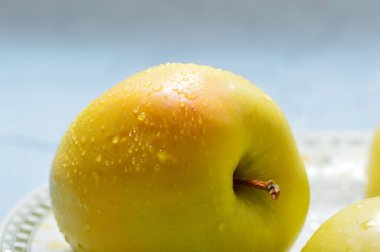 Meyveleri dilimliyorum. Masada sarı sulu elmalar var..