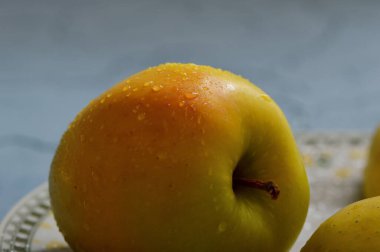 Meyveleri dilimliyorum. Masada sarı sulu elmalar var..