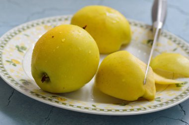 Tabaktaki sarı elmalar.