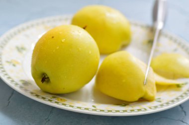 Tabaktaki sarı elmalar.