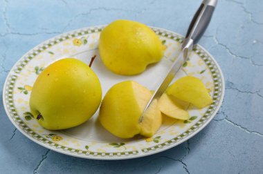 Tabaktaki sarı elmalar.