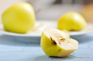 Tabaktaki sarı elmalar.