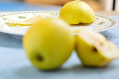 Masadaki sarı sulu elmalar. Kesme bıçağı..