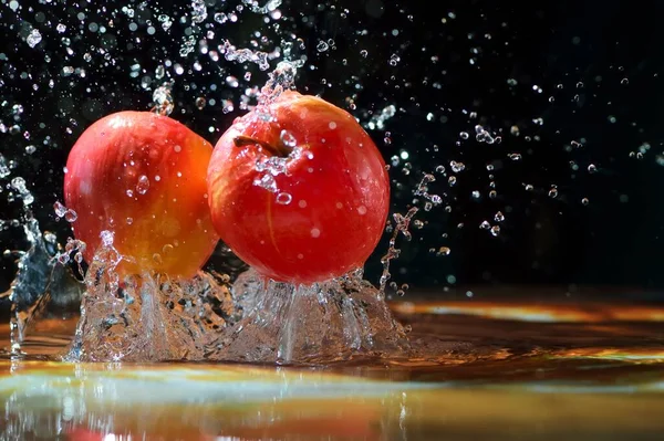 Frutos Maçãs Caem Água Com Baixas Água Frutas Laranja São — Fotografia de Stock