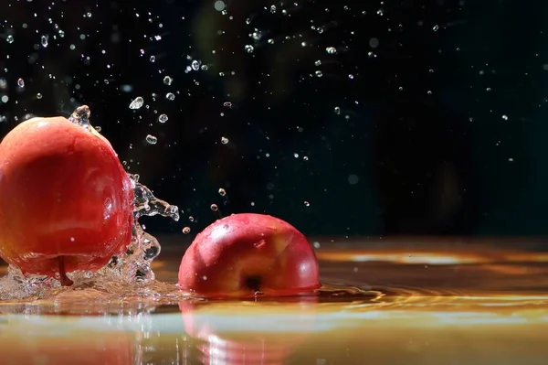 Almák Gyümölcsei Vízbe Esnek Egy Csepp Vízzel Narancs Gyümölcs Víz — Stock Fotó