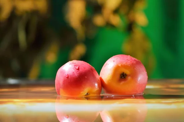 Плоды Яблок Падают Воду Каплями Воды Апельсины Вода Природе — стоковое фото