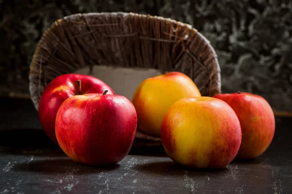 Siyah desenli taze kırmızı elma. Elma ve su damlası. metin alanı. Vejetaryenler için sağlıklı yiyecekler.