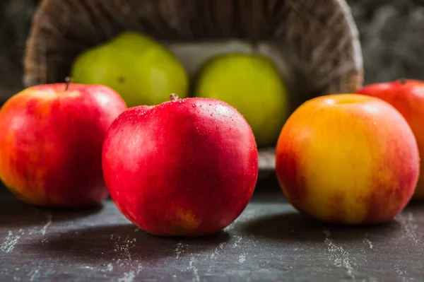 Roter Apfel Aus Nächster Nähe Frischer Roter Apfel Auf Schwarzem — Stockfoto