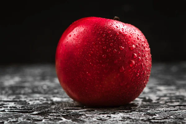 红苹果关门了 新鲜的红色苹果 背景为黑色 有水滴的苹果 文字空间 素食主义者的健康食品 — 图库照片