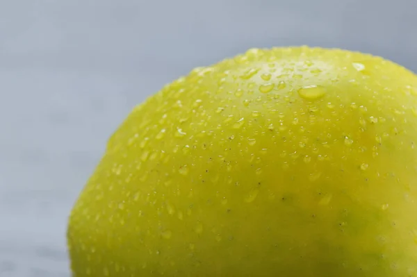 Frische Äpfel Auf Dem Tisch — Stockfoto