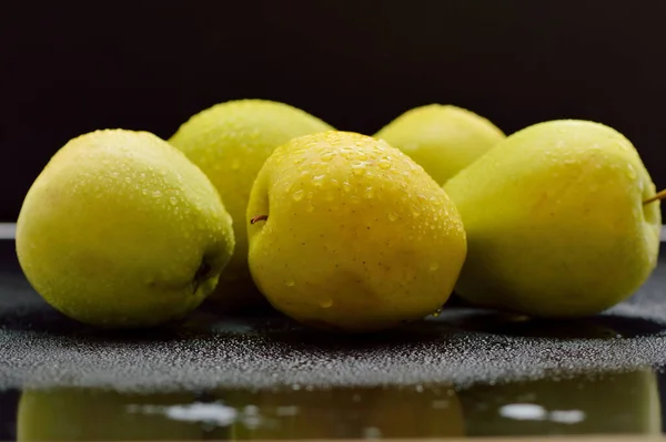 Manzanas Frescas Amarillas Mesa Fruta Alimento Útil Para Los Veganos —  Fotos de Stock