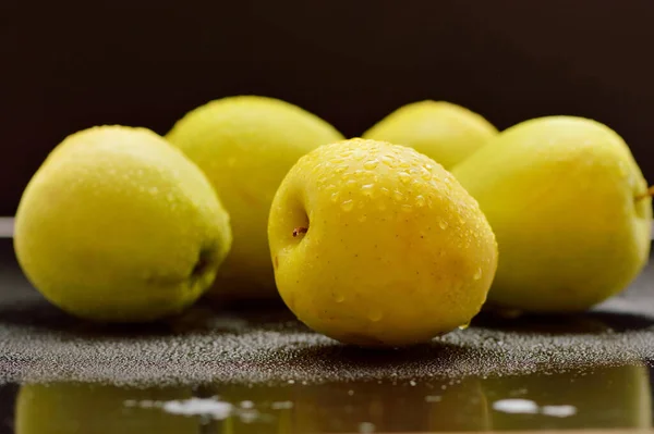 Manzanas Frescas Amarillas Mesa Fruta Alimento Útil Para Los Veganos —  Fotos de Stock