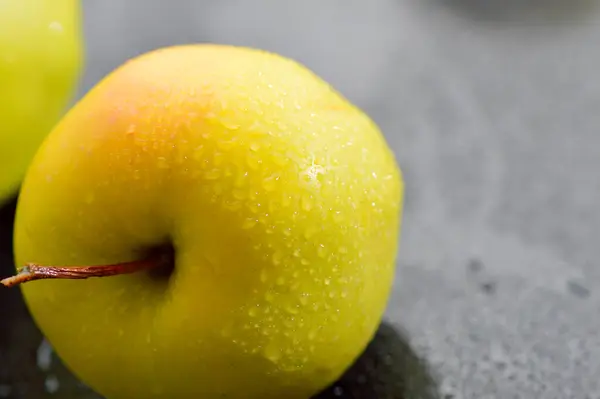 Żółte Świeże Jabłka Stole Fruit Jest Przydatnym Pokarmem Dla Wegan — Zdjęcie stockowe