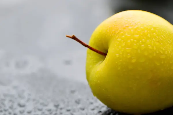 Żółte Świeże Jabłka Stole Fruit Jest Przydatnym Pokarmem Dla Wegan — Zdjęcie stockowe