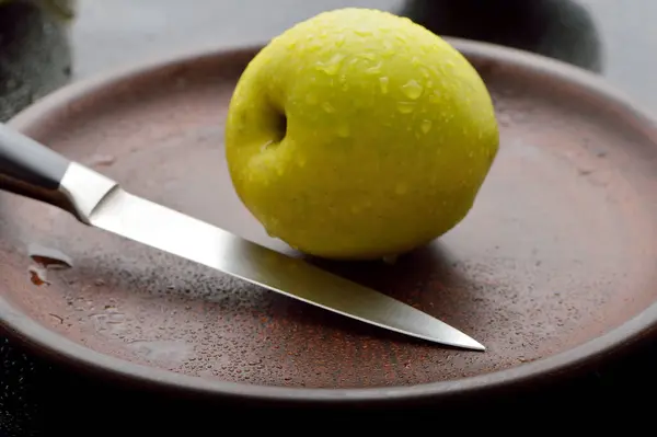 Obst Scheiben Schneiden Gelbe Saftige Äpfel Auf Dem Tisch — Stockfoto