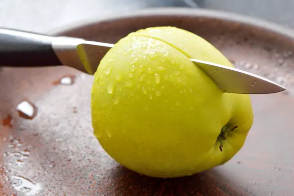 Obst Scheiben Schneiden Gelbe Saftige Äpfel Auf Dem Tisch — Stockfoto