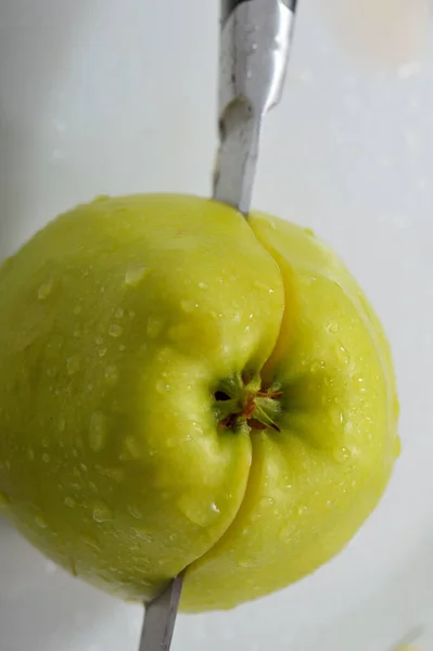 Żółte Soczyste Jabłka Stole Nóż Tnący — Zdjęcie stockowe
