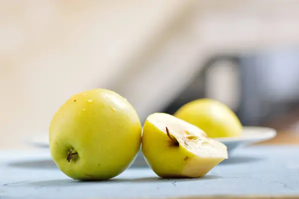 Gelbe Saftige Äpfel Auf Dem Tisch Schneidmesser — Stockfoto