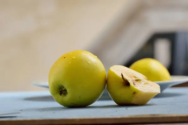 Gelbe Saftige Äpfel Auf Dem Tisch Schneidmesser — Stockfoto