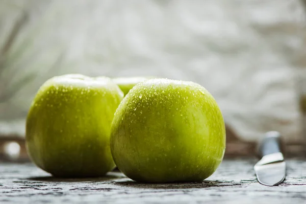 Gelbe Saftige Äpfel Auf Dem Tisch Schneidmesser — Stockfoto