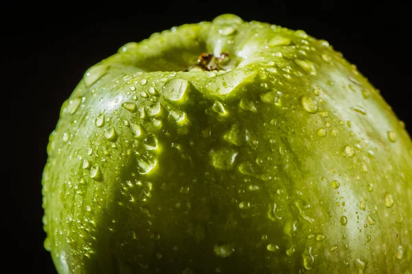 Zöld Almák Víz Mellett Vízcseppek — Stock Fotó