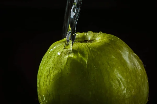 Zielone Jabłka Nad Wodą Krople Wody — Zdjęcie stockowe