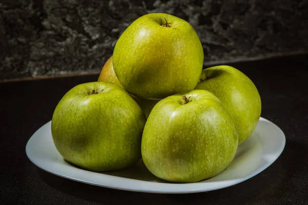 果物有用な食べ物黄色 ジューシーなリンゴ ロイヤリティフリーのストック写真