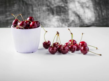 Kiraz meyveleri masada taze..