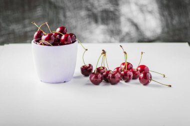 Kiraz meyveleri masada taze..