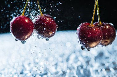 Su sıçratan kiraz siyah arkaplan