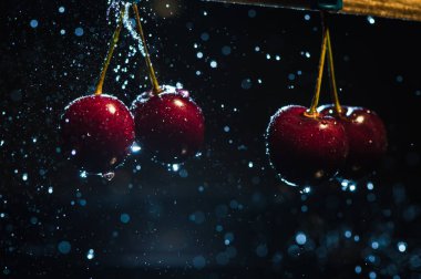 Su sıçratan kiraz siyah arkaplan