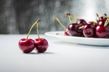 Lezzetli kırmızı kiraz meyveleri masada..