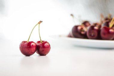 Lezzetli kırmızı kiraz meyveleri masada..