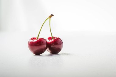 Lezzetli kırmızı kiraz meyveleri masada..
