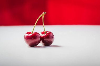 Lezzetli kırmızı kiraz meyveleri masada..