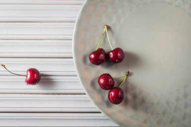 Lezzetli kırmızı kiraz meyveleri masada..